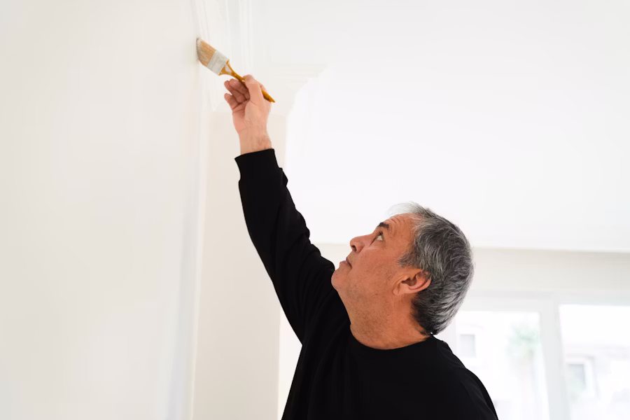 Patrick Legrand, peintre artisan à Montpellier, au travail